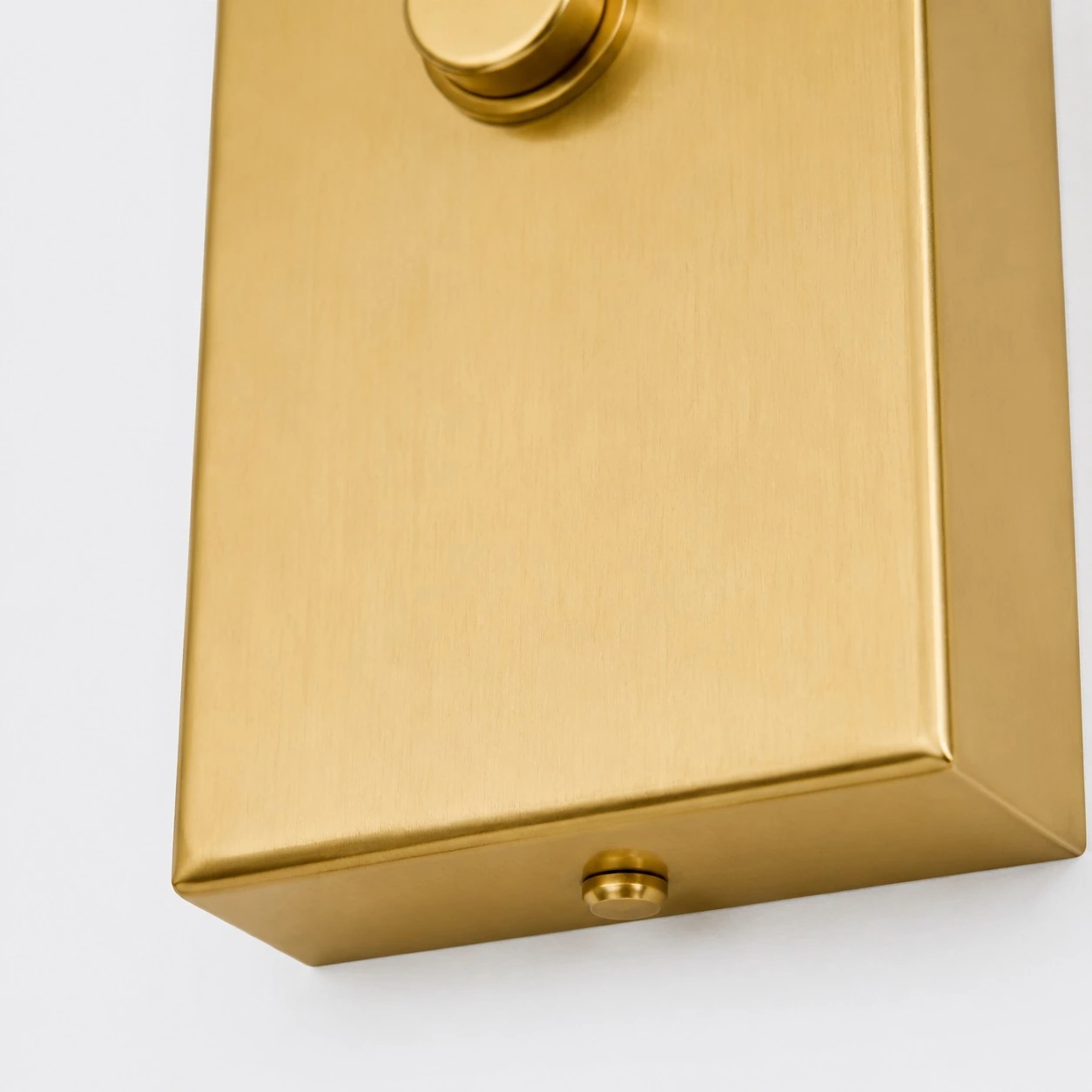 Electroplated brass-tone backplate detail